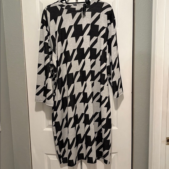 Ashley Stewart Black and Gray Houndstooth Dress Plus Size 26/28 - Picture 7 of 7